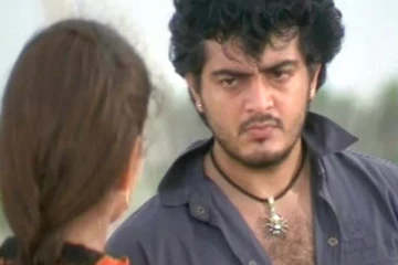 தியேட்டர் உள்ளே பட்டாசை கொளுத்தி போட்ட அஜித் ரசிகர்கள்.. வைரல் வீடியோ