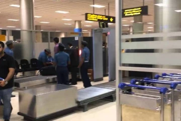 கட்டுநாயக்க விமான நிலைய பாதுகாப்பு அதிகாரிகளை அச்சுறுத்திய இராஜாங்க அமைச்சர்