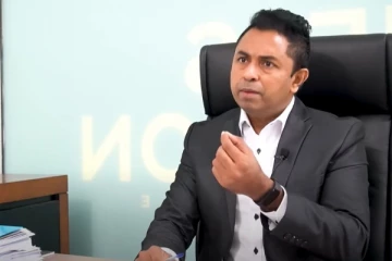 මාධ්‍යවේදී චමුදිත සොයා ආයුධ සන්නද්ධ පිරිසක් එයි..නිවසට ප්‍රහාරයක්...