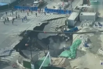 ஷாங்காய் சாலையில் விழுந்த மிகப்பெரிய பள்ளம்: வைரலாகும் சிசிடிவி காட்சி