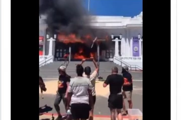நாடாளுமன்ற கட்டடத்திற்கு தீவைத்த போராட்டக்கரர்கள் - ஆஸ்திரேலியாவில் பரபரப்பு