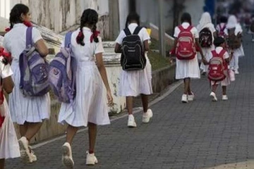 வகுப்பறையில் கணக்கு வாத்தியாரின் மோசமான செயல்