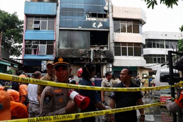 வெளிநாடொன்றில் பற்றியெரிந்த ஏழு மாடி கட்டிடம்: பலியான உயிர்கள் | Jakarta Office Fire Kills At Least 22 வெளிநாடொன்றில் பற்றியெரிந்த ஏழு மாடி கட்டிடம்: பலியான உயிர்கள் | Jakarta Office Fire Kills At Least 22