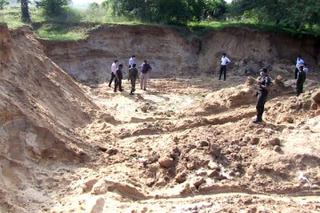 சட்டவிரோத மணல் அகழ்வில் ஈடுபட்ட இருவர் கைது