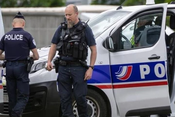 பிரான்சில் பரபரப்பு; சிறை அதிகாரிகளை கொன்றுவிட்டு தப்பியோட்டம்