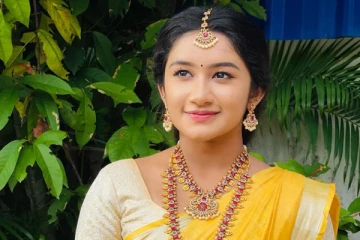 18 வயசு ஆனாலும் ஆச்சு.. இப்படி பண்றியேமா! ஓவர் கிளாமர் காட்டும் மௌன ராகம் சீரியல் நடிகை