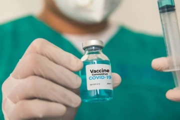 உள்ளூராட்சி சுகாதாரப் பணியாளர்களுக்கு கோவிட் 19 தடுப்பு மருந்து ஏன் வழங்கவில்லை? - தவிசாளர் நிரோஷ் கேள்வி