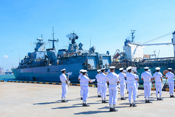 மன்னார் கடற்பரப்பில் சுற்றிவளைக்கப்பட்ட படகு : இருவர் கைது | Boat Surrounded In The Mannar Sea மன்னார் கடற்பரப்பில் சுற்றிவளைக்கப்பட்ட படகு : இருவர் கைது | Boat Surrounded In The Mannar Sea