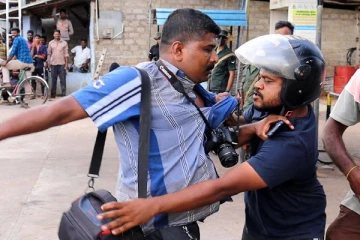 மல்லாவி எரிபொருள் நிரப்பு நிலையத்தில் ஊடகவியலாளர் மீது தாக்குதல் (PHOTOS)