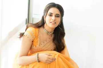 பிரியங்கா மோகன் சேலையில் போட்டோஷூட் ஸ்டில்கள்