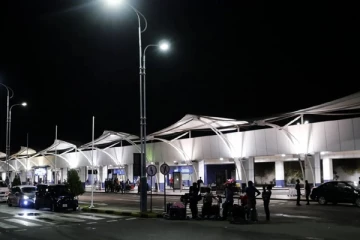 கட்டுநாயக்க விமான நிலையத்தில் சிக்கிய பெருந்தொகை பணம் - பெண்கள் உட்பட பலர் கைது