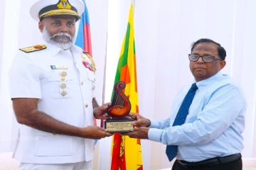 வட மாகாண கடற்படைத் தளபதி வடக்கு ஆளுநர் சந்திப்பு