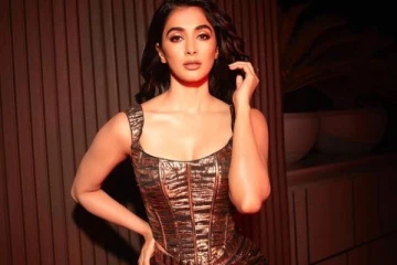 இறுக்கமான கிளாமர் ஆடையில் நடிகை பூஜா ஹெக்டே!! புகைப்படத்தை பார்த்து ஜொள்ளுவிடும் ரசிகர்கள்..