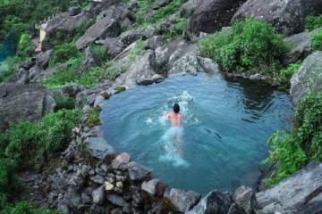 இயற்கையின் படைப்பில் கற்களுக்கு நடுவே இருக்கும் நீச்சல் குளம்!  இதை விட பிரமிக்க வைக்கும் அதிசயம் உண்டா?