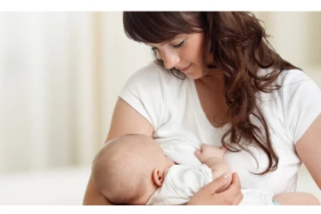 குழந்தை பெறாமலே தாய்ப்பால் கொடுக்கலாமா? - மருத்துவர்கள் என்ன கூறுகிறார்கள்? அலசுவோம்