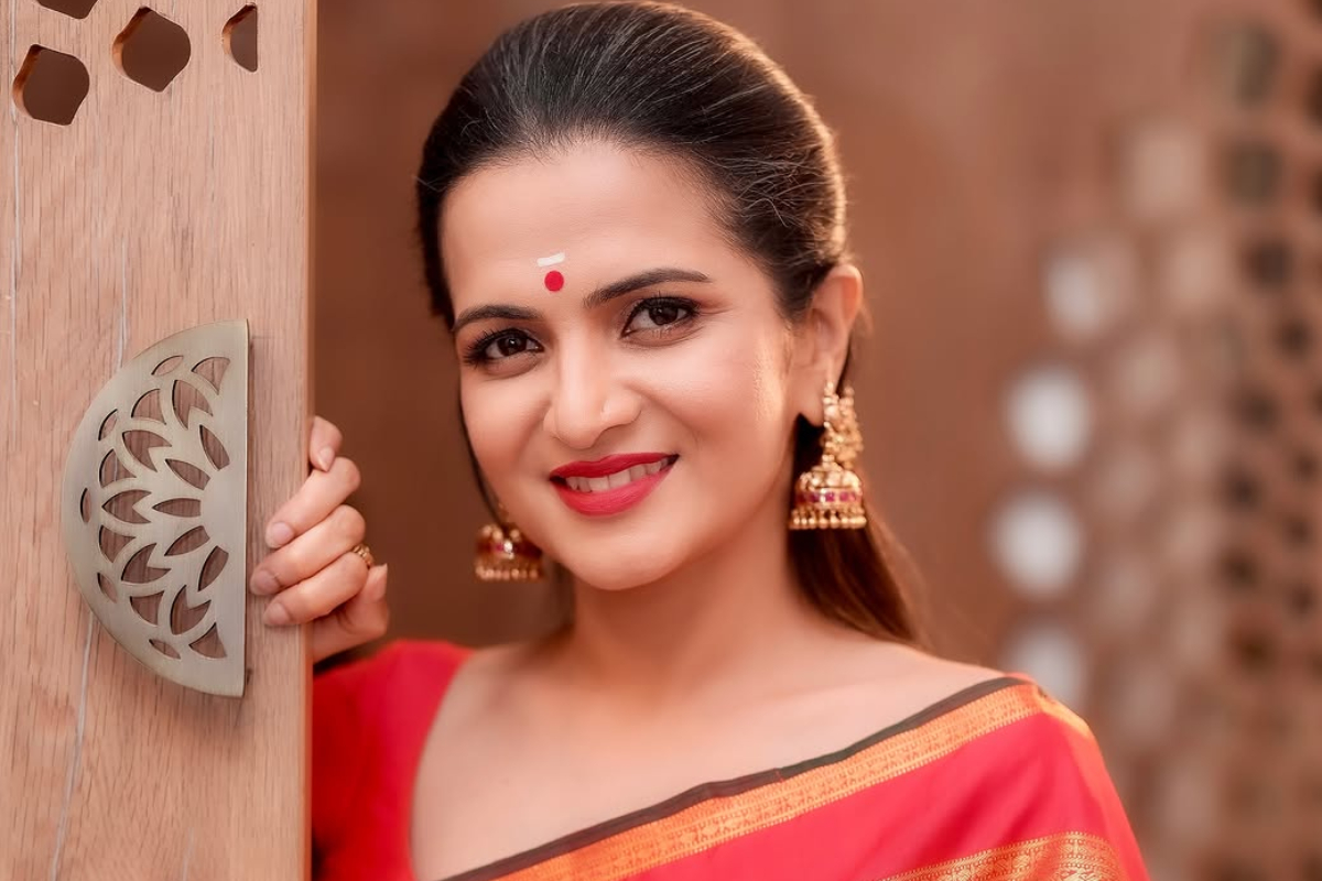 பிரம்மாண்டமான புதிய கார் வாங்கியுள்ள தொகுப்பாளினி டிடி.. விலை எவ்வளவு தெரியுமா | Dhivyadharshini Bought New Lanson Toyota Car பிரம்மாண்டமான புதிய கார் வாங்கியுள்ள தொகுப்பாளினி டிடி.. விலை எவ்வளவு தெரியுமா | Dhivyadharshini Bought New Lanson Toyota Car