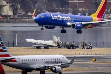 அமெரிக்காவில் நடுவானில் தெய்வாதீனமாக தவிர்க்கப்பட்ட விமான விபத்து