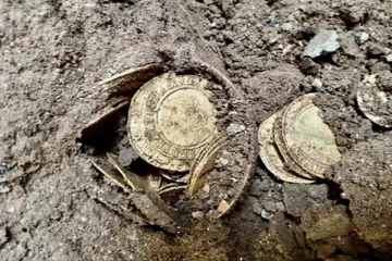 பிரித்தானியாவில் வீட்டை புதுப்பிக்கும்போது கிடைத்த புதையல்: ஒரே நாளில் கோடீஸ்வரர்களான தம்பதியர்