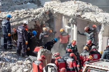 நிலநடுக்கத்தின் போது பிரார்த்தனை செய்த சிறுவன்; நடந்த அதிசய நிகழ்வு!