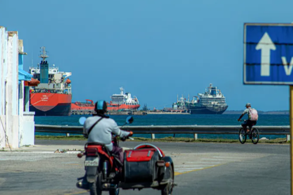 கியூபாவிற்கு எண்ணெய் விற்பனை செய்ய வெனிசுலாவிற்கு அமெரிக்கா அனுமதி: கரீபியன் நாடுகளில் நிலவும் பதற்றம் | Us Venezuela Sell Oil To Cuba Tensions Caribbean