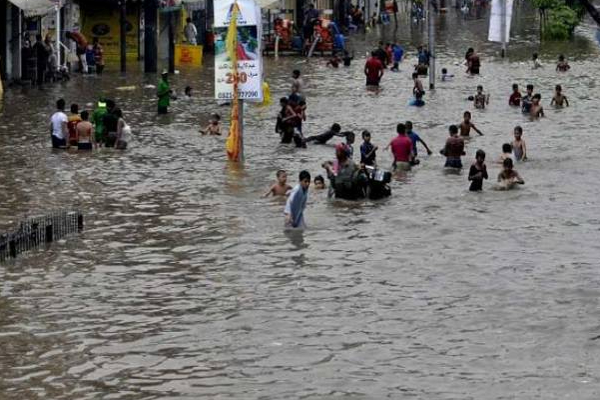வெளிநாடொன்றில் 6 மாணவர்கள் உட்பட 8 பேருக்கு நேர்ந்த பரிதாபம்! | Pakistan Heavy Rain Flood 6 School Students Death