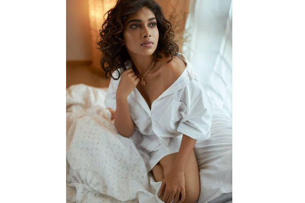 சார்பட்டா படத்தில் கதாநாயகியாக நடித்த நடிகையா இது..! போட்டோஷூட் மூலம் ஷாக் கொடுத்த இளம் நடிகை | Dushara Vijayan Latest Photoshoot Gone Viral