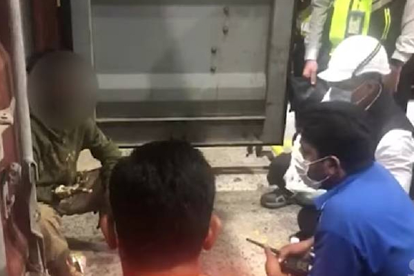 கண்ணாமூச்சி விளையாட்டு: 6 நாட்கள் பிறகு வேறு நாட்டில் கண்டுபிடிக்கப்பட்ட சிறுவன்! | Child Play Hide And Seek Found Another Country