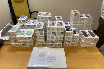 கட்டுநாயக்க விமான நிலையத்தில் கைது செய்யப்பட்ட எம்.பியிடம் இருந்த விலை உயர்ந்த பொருட்கள் (Photos)