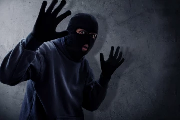 யாழில் பூசகரை மிரட்டி வழிப்பறிக்கொள்ளை