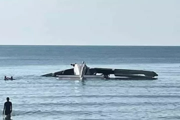 பயிற்சியின்போது கடலில் விழுந்த விமானம் ; 6 பொலிஸ் அதிகாரிகள் பலி