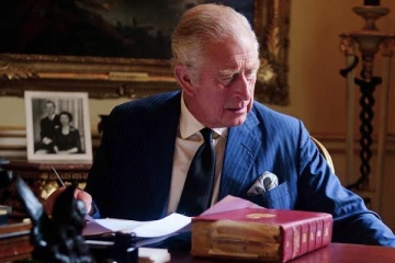 பிரித்தானிய மன்னராக வேலையை தொடங்கிய சார்லஸ்! பக்கிங்ஹாம் அரண்மனை வெளியிட்ட முதல் புகைப்படம்