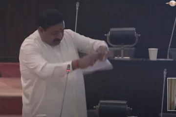 நாடாளுமன்றில் பெருந்தோட்ட அமைச்சின் ஆவணங்களை கிழித்தெறிந்த வடிவேல் சுரேஸ்! (காணொளி)