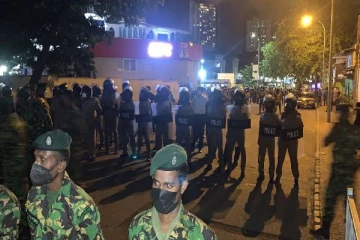 அலரி மாளிகையை முற்றுகையிட்ட மக்கள்: போராட்டத்தால் பெரும் பரபரப்பு