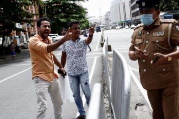 எரிபொருள் நிலையத்தில் அடிவாங்கிய பொலிஸ்காரர்!