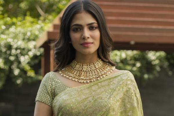 வேட்டி கட்டிக்கொண்டு கவர்ச்சியில் சொக்கவைக்கும் மலையாளத்து பைங்கிளி.. வெளியான ஹாட் கிளிக்ஸ் | Malavika Mohanan Hot Clicks In Veshti