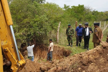 வவுனியாவில் விடுதலைப்புலிகளின் புதையலை தேடி பொலிஸார் அகழ்வு