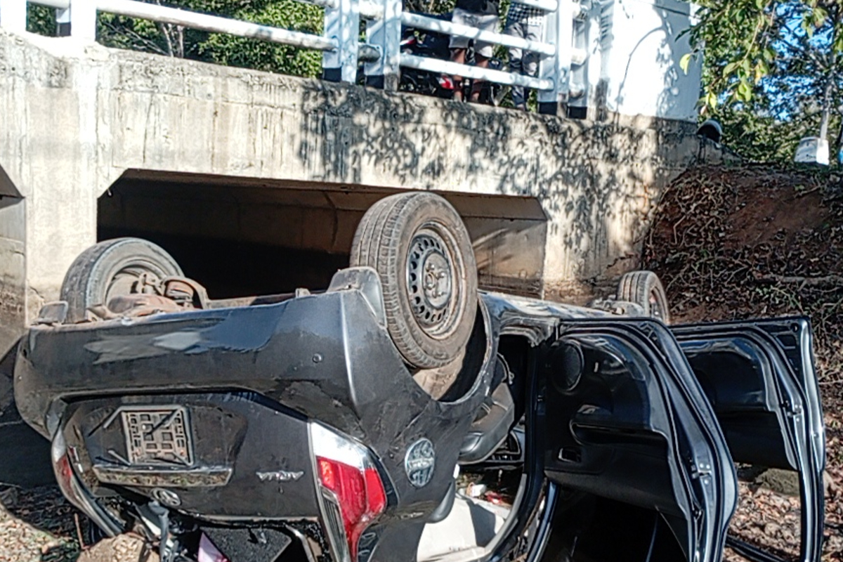 ஏ9 வீதியில் வீதியை விட்டு விலகி கார் விபத்து | Car Veered Off The A9 Road ஏ9 வீதியில் வீதியை விட்டு விலகி கார் விபத்து | Car Veered Off The A9 Road