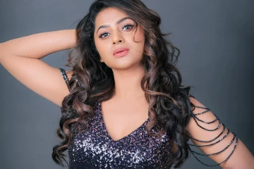 சின்னத்திரை ஹீரோயின் டெல்னா டேவிஸ்.. ஜொலிக்கும் உடையில் அசத்தல் போட்டோஷூட்