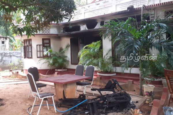 யாழில் திடீரென தீப்பற்றி எரிந்த தனியார் விருந்தினர் விடுதி(Photos) | Private Guest House Caught Fire In Jaffna