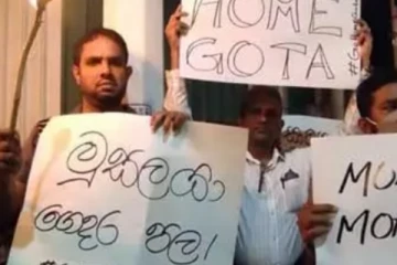 ජනපති නිවස අසල විරෝධතාකරුවන් පොලිස් මාර්ග බාධක බිඳ දමයි - තත්ත්වය පාලනයට විශේෂ කාර්ය බලකාය කැඳවයි ...! - නවතම දර්ශන..(LIVE VIDEO) (LIVE UPDATE)