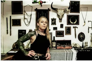 இறந்தவர்களின் பற்களைக் கொண்டு பல லட்சம் சம்பாதிக்கும் இளம்பெண்!