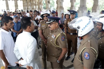 சுதந்திர சதுக்கத்தில் பொலிஸார், சிவில் செயற்பாட்டாளர்கள் இடையே கருத்து முரண்பாடு