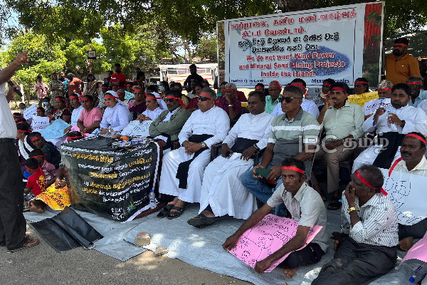 மன்னாரில் வலுக்கும் காற்றாலைக்கு எதிரான போராட்டம்! | Protesters Wearing Red Headbands Mannar