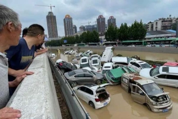 குப்பைகள் போன்று குவியலாக கார்கள்: வரலாறு காணாத மழை வெள்ளத்தில் சீனா