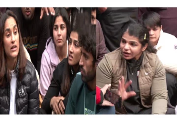 வீராங்கனைகளை பாலியல் ரீதியாக துன்புறுத்துகின்றனர்... - டெல்லியில் மல்யுத்த வீரர்கள் தர்ணா..!