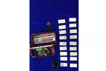 எமா்ஜென்சி விளக்கிள் மறைத்து வைத்து தங்க கடத்தல்..ஸ்கெட்ச் போட்டு தூக்கிய சுங்கத்துறை