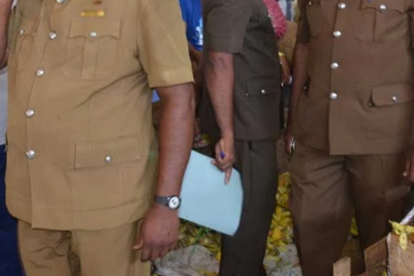 யாழில் வெற்றிலை மென்றவருக்கு சம்பவம் செய்த பொது சுகாதார பரிசோதகர் | Jaffna Man Chewing Betel Harassed By Officer