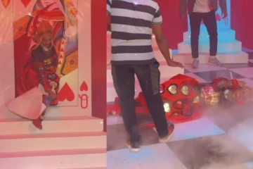 ஷூட்டிங்கில் விபத்து.. தவறி விழுந்த பிக் பாஸ் ஜக்கி பெரி! வீடியோவை சிரிக்காமல் பாருங்க