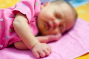 தாயுடன் உறங்கிக்கொண்டிருந்த பச்சிளம் குழந்தைக்கு நேர்ந்த விபரீதம்