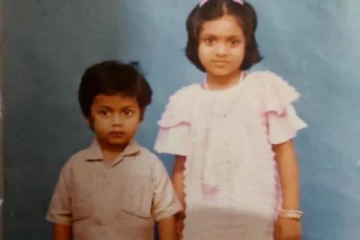 சிறுவயதில் செம கியூட்டாக இருக்கும் இந்த தொலைக்காட்சி பிரபலம் யார் தெரிகிறதா?- அட இவர்தானா